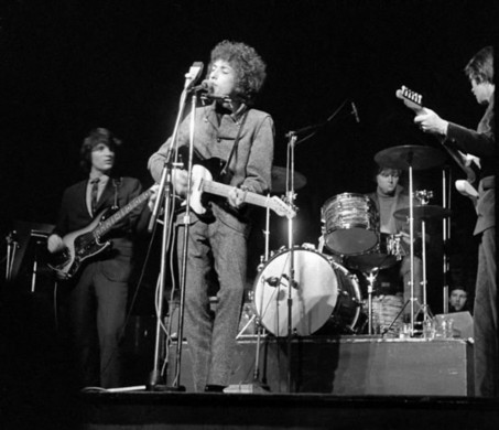 Dylan op het podium met zijn band, 1965
